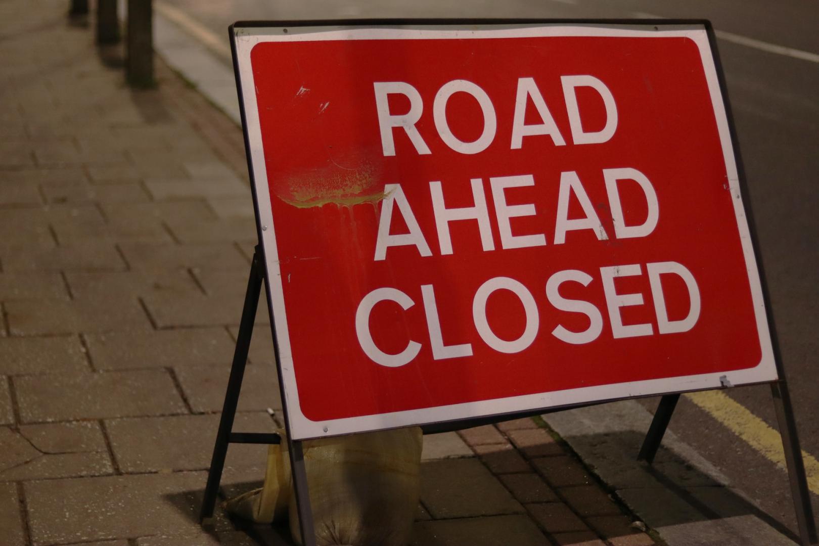 Road sign that says 'road ahead closed' 