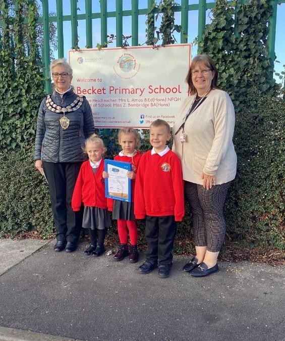 Cllr Sonia Russe with children from Becket School and Head Teacher